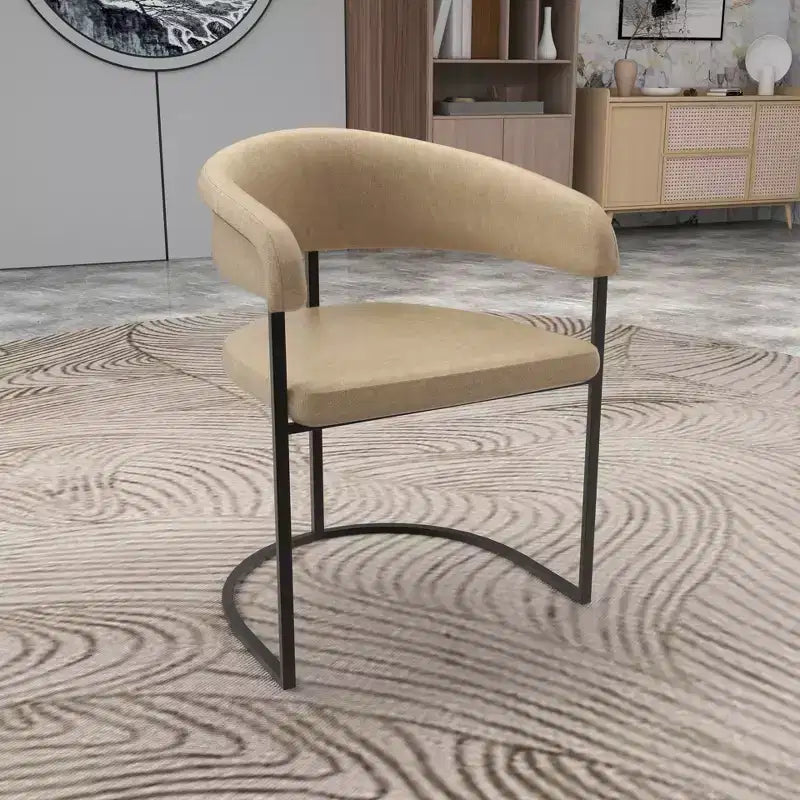 Lot de 4 chaises de salle à manger avec accoudoirs LeisureMod Aero Modern Curve Back, revêtement en cuir, assise confortable avec support rembourré pour salles à manger et cuisines