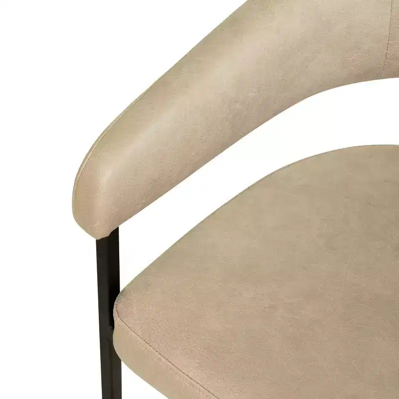 Lot de 4 chaises de salle à manger avec accoudoirs LeisureMod Aero Modern Curve Back, revêtement en cuir, assise confortable avec support rembourré pour salles à manger et cuisines