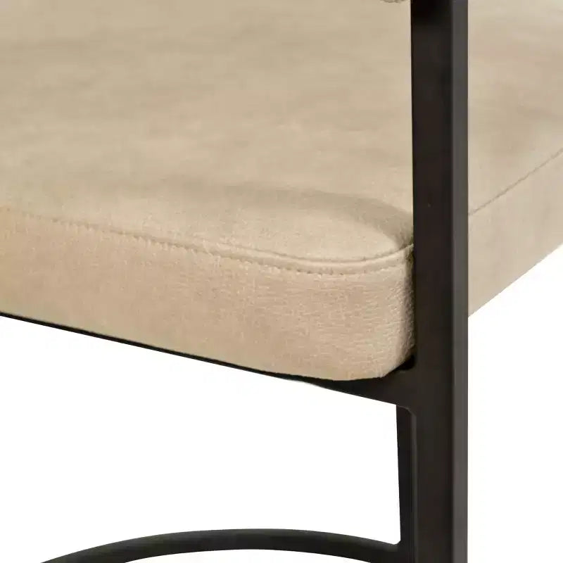 Lot de 4 chaises de salle à manger avec accoudoirs LeisureMod Aero Modern Curve Back, revêtement en cuir, assise confortable avec support rembourré pour salles à manger et cuisines