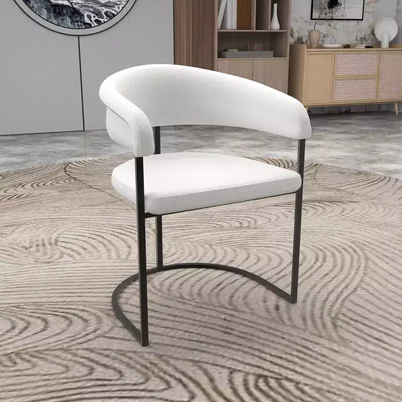 Lot de 4 chaises de salle à manger avec accoudoirs LeisureMod Aero Modern Curve Back, revêtement en cuir, assise confortable avec support rembourré pour salles à manger et cuisines