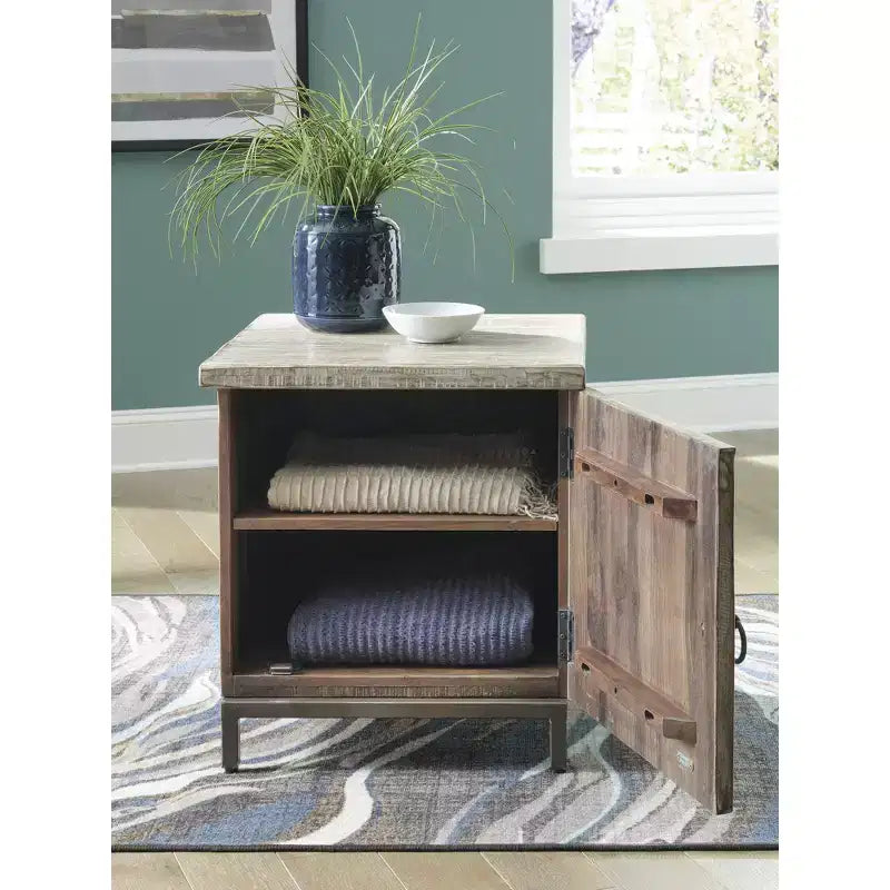 Meuble d'appoint décontracté Laddford de Signature Design by Ashley, finition blanchie