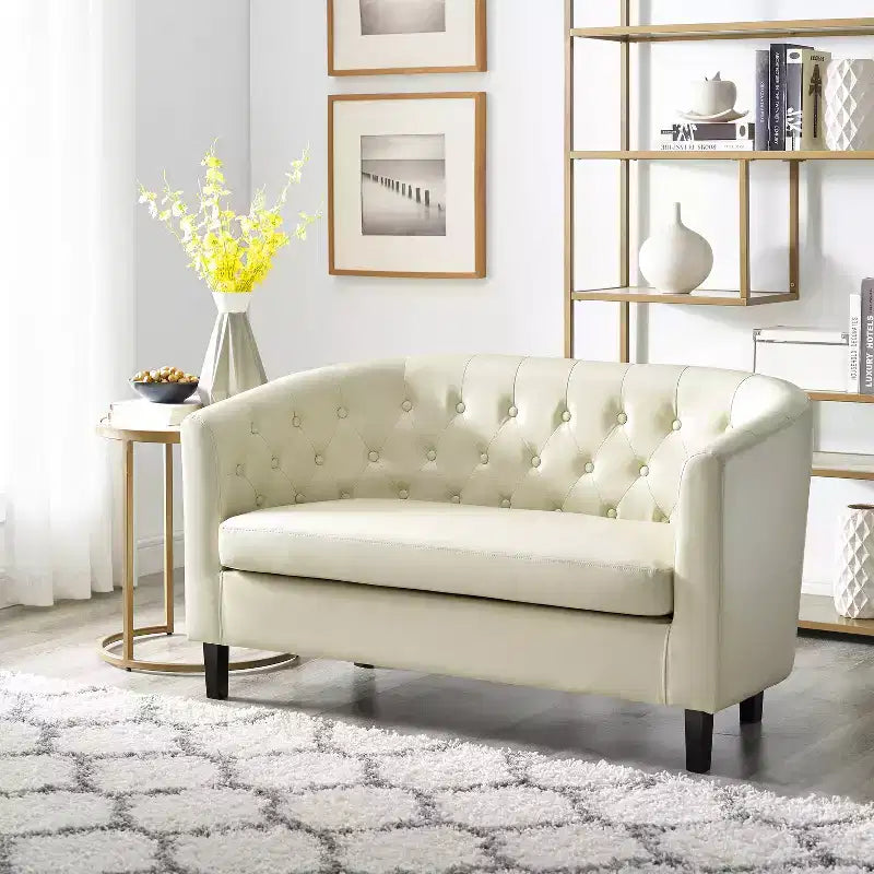Canapé de salon 2 places capitonné en tissu Home Imports Emporium, style moderne du milieu du siècle