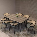 Chaise de salle à manger LeisureMod Ervilla en osier avec assise en cuir et cadre en acier noir, assise confortable pour salles à manger et cuisines