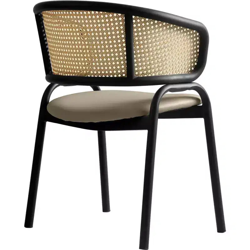 Chaise de salle à manger LeisureMod Ervilla en osier avec assise en cuir et cadre en acier noir, assise confortable pour salles à manger et cuisines