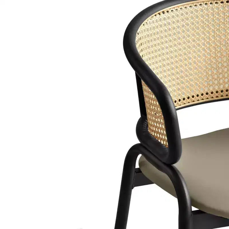 Chaise de salle à manger LeisureMod Ervilla en osier avec assise en cuir et cadre en acier noir, assise confortable pour salles à manger et cuisines