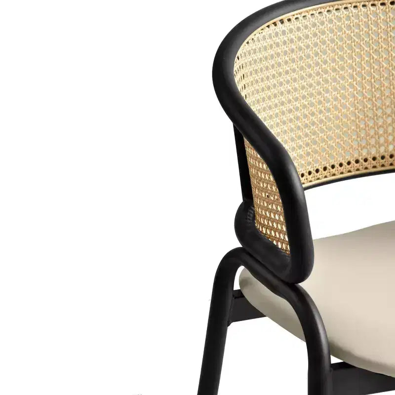 Chaise de salle à manger LeisureMod Ervilla en osier avec assise en cuir et cadre en acier noir, assise confortable pour salles à manger et cuisines