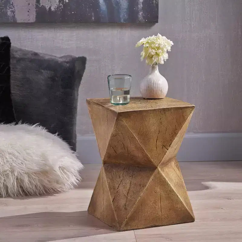 Table d'appoint peinte à la main en béton léger Waylon de Christopher Knight Home