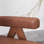 Chaise en bois rembourrée GDFStudio Merry avec accoudoirs