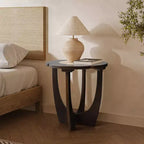 Table d'appoint ronde moderne du milieu du siècle LuxenHome, Table d'appoint avec blocs de couleur en bois de pin foncé avec pieds croisés pour chambre à coucher, salon Marron