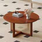 Une table basse en bois rouge foncé, naturelle et élégante, avec des décorations en rotin artificiel