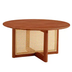 Une table basse en bois rouge foncé, naturelle et élégante, avec des décorations en rotin artificiel
