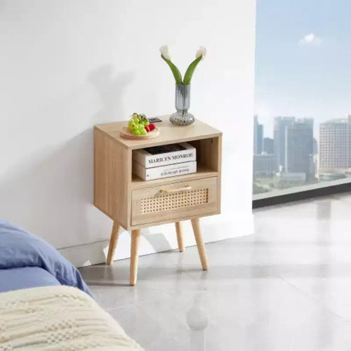 Table d'appoint en rotin de 15,75 pouces avec prise de courant et ports USB, table de chevet moderne avec tiroir et pieds en bois massif, table d'appoint pour salon, chambre à coucher, naturel