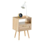 Table d'appoint en rotin de 15,75 pouces avec prise de courant et ports USB, table de chevet moderne avec tiroir et pieds en bois massif, table d'appoint pour salon, chambre à coucher, naturel