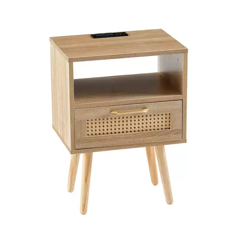 Table d'appoint en rotin de 15,75 pouces avec prise de courant et ports USB, table de chevet moderne avec tiroir et pieds en bois massif, table d'appoint pour salon, chambre à coucher, naturel