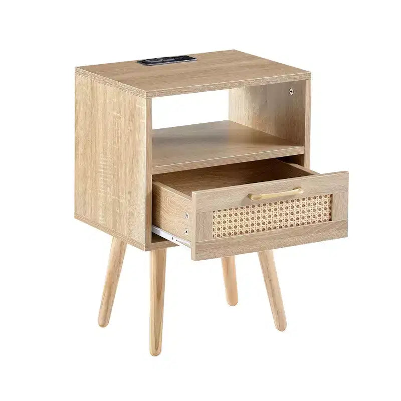 Table d'appoint en rotin de 15,75 pouces avec prise de courant et ports USB, table de chevet moderne avec tiroir et pieds en bois massif, table d'appoint pour salon, chambre à coucher, naturel