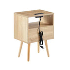 Table d'appoint en rotin de 15,75 pouces avec prise de courant et ports USB, table de chevet moderne avec tiroir et pieds en bois massif, table d'appoint pour salon, chambre à coucher, naturel