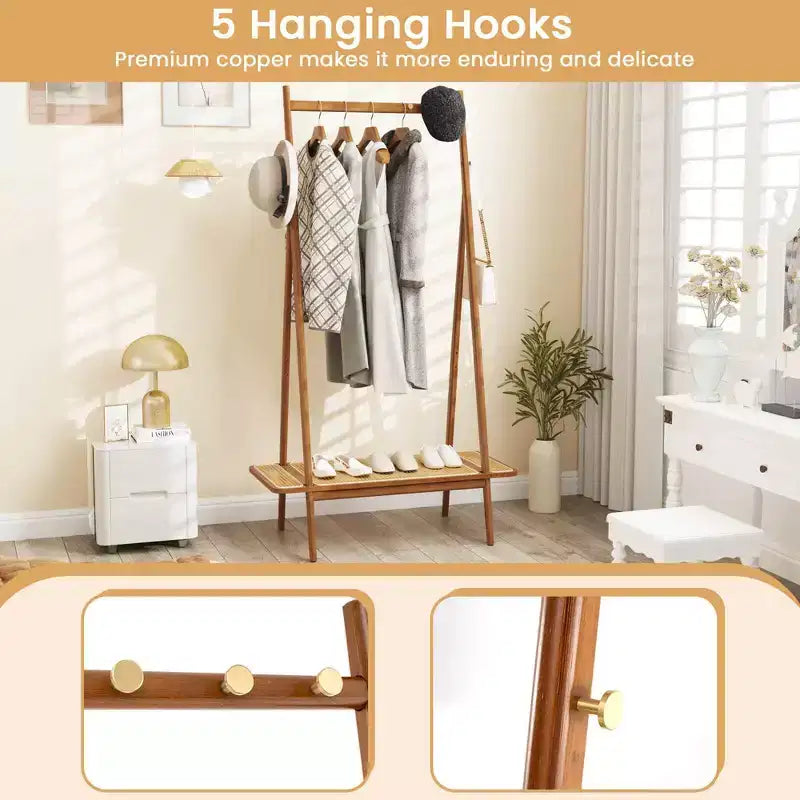 Portant à vêtements en bambou Costway avec tringle, étagère en rotin et 5 crochets en cuivre – café/naturel