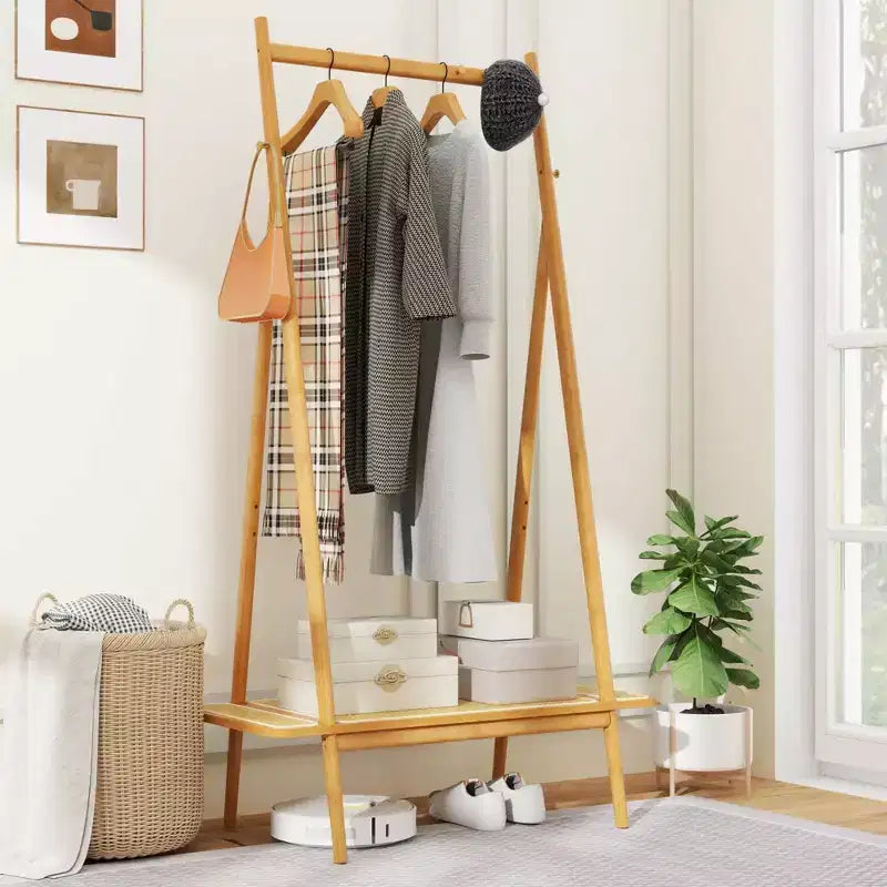 Portant à vêtements en bambou Costway avec tringle, étagère en rotin et 5 crochets en cuivre – café/naturel