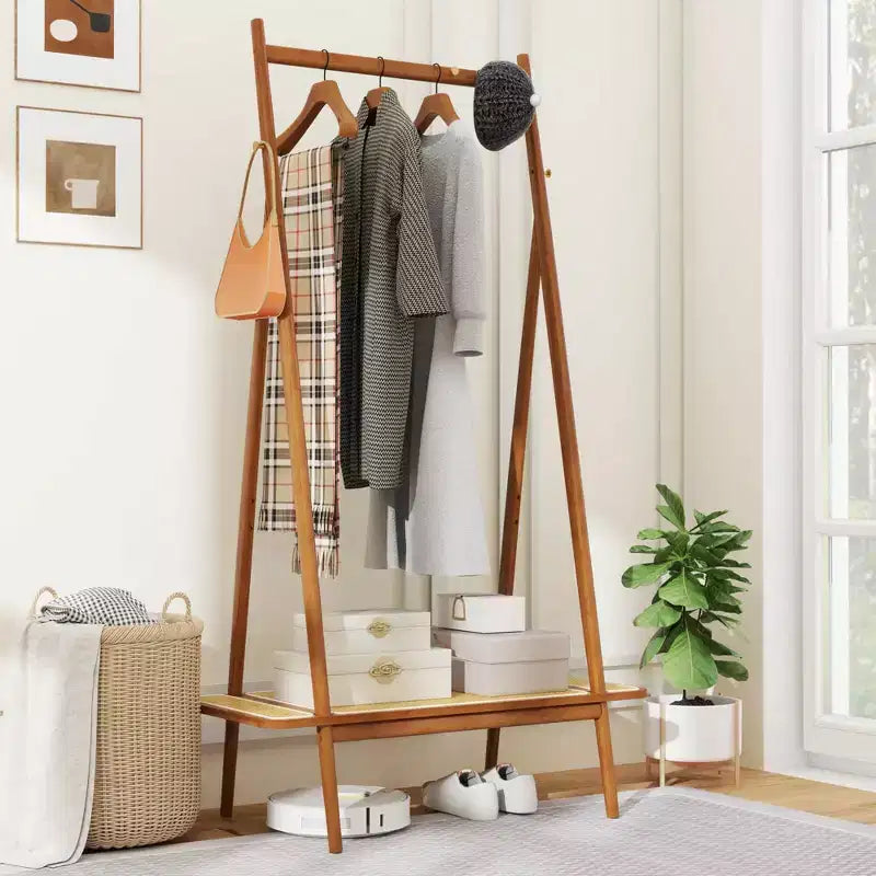 Portant à vêtements en bambou Costway avec tringle, étagère en rotin et 5 crochets en cuivre – café/naturel