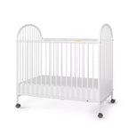 Lit de bébé pliant portable compact Child Craft Sweet Dreamer avec arche, 3 matelas de lit de bébé et 2 roulettes verrouillables, construction durable, facile à nettoyer (blanc)