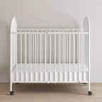 Lit de bébé pliant portable compact Child Craft Sweet Dreamer avec arche, 3 matelas de lit de bébé et 2 roulettes verrouillables, construction durable, facile à nettoyer (blanc)