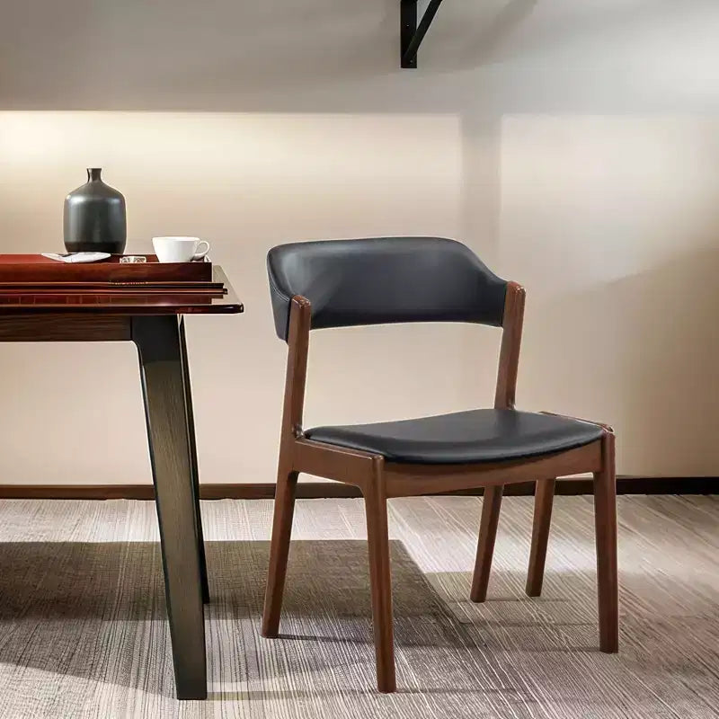 Chaises de salle à manger GDFStudio Edmund en bois massif et similicuir (lot de 2) de style moderne du milieu du siècle