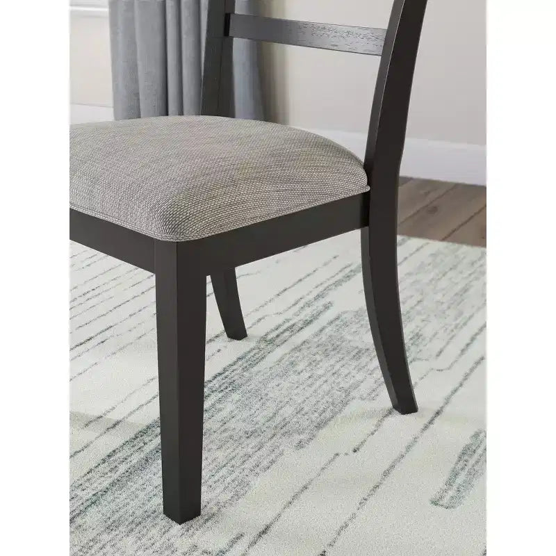 Signature Design by Ashley Chaises de salle à manger Chadworth rembourrées, lot de 2, cadre en bois noir avec sièges en polyester