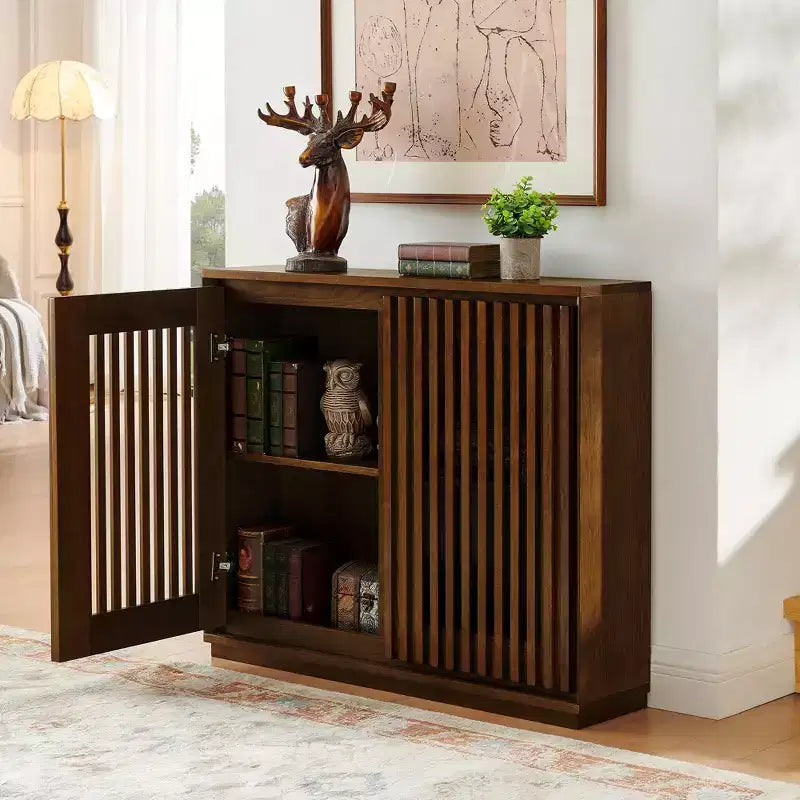 Bahut/Buffet moderne du milieu du siècle avec cannelures et évidements, avec 2 trous pour prises, meuble de rangement