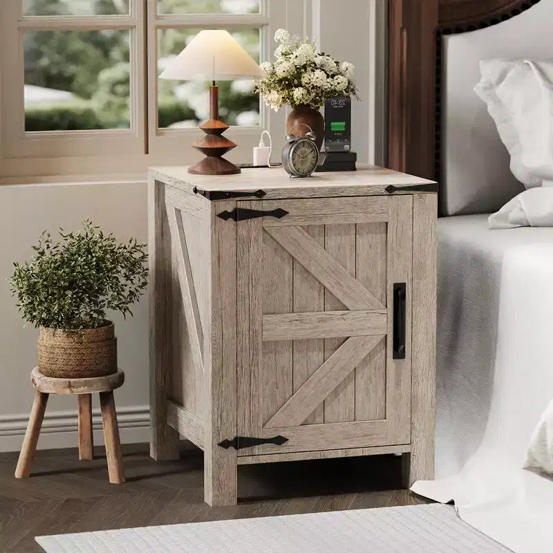 Table de chevet rustique avec station de charge, Table de nuit en bois de 45 cm avec porte coulissante, Étagère réglable et rangement à deux niveaux