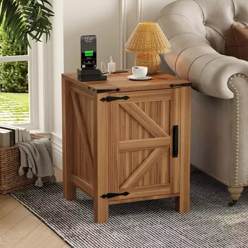 Table de chevet rustique avec station de charge, Table de nuit en bois de 45 cm avec porte coulissante, Étagère réglable et rangement à deux niveaux