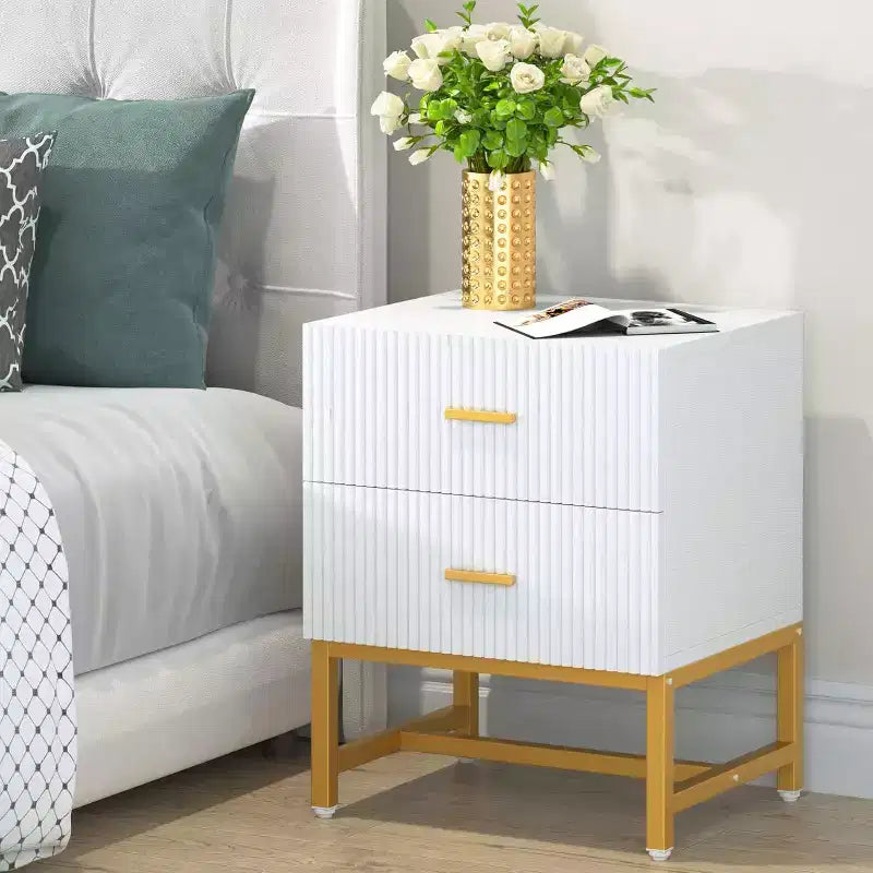 Table de chevet Lantine à 2 tiroirs, table de chevet moderne cannelée avec rangement, table d'appoint en bois pour chambre à coucher, salon, petits espaces, blanche