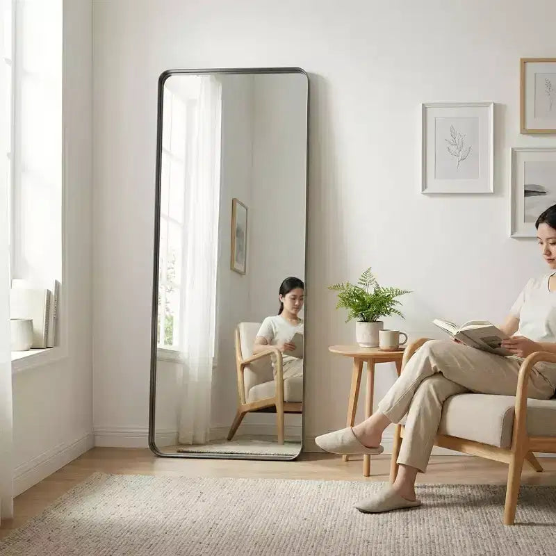 Miroir sur pied Likepay pleine longueur avec coins arrondis, en métal noir, design minimaliste et moderne