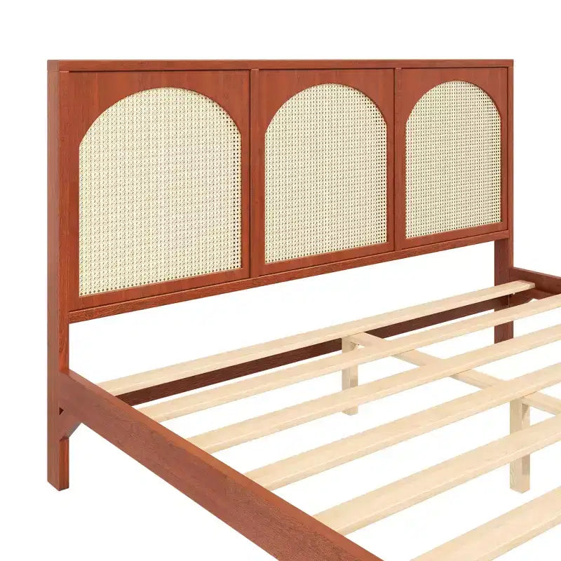 Lit plateforme en bois Brewer avec tête et pied de lit en rotin GDFStudio