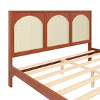 Lit plateforme en bois Brewer avec tête et pied de lit en rotin GDFStudio