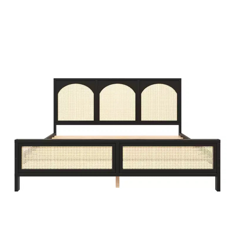 Lit plateforme en bois Brewer avec tête et pied de lit en rotin GDFStudio