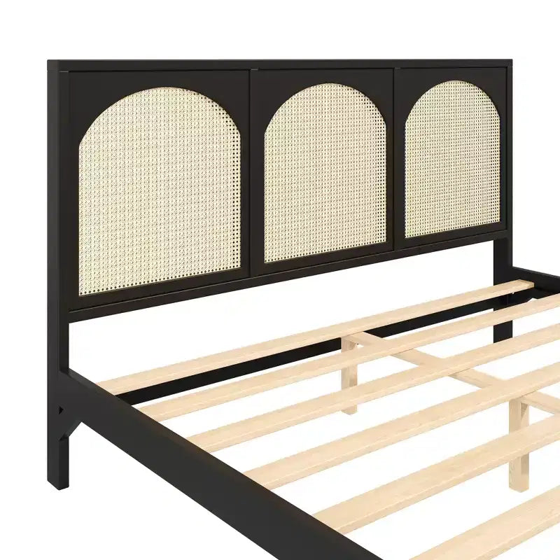 Lit plateforme en bois Brewer avec tête et pied de lit en rotin GDFStudio