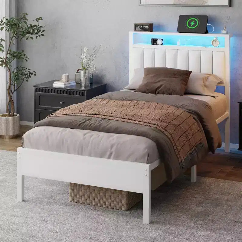 Cadre de lit double moderne blanc avec station de recharge, lumières LED, tête de lit de rangement, lit plateforme rembourré, pas besoin de sommier tapissier, chambre d'adolescent gamer