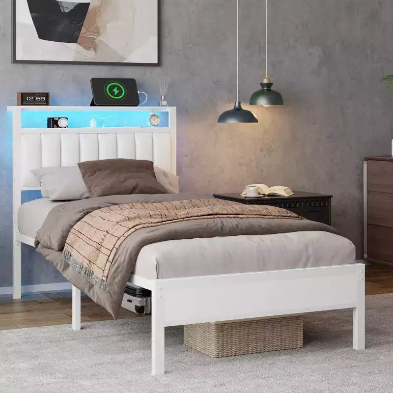 Cadre de lit double moderne blanc avec station de recharge, lumières LED, tête de lit de rangement, lit plateforme rembourré, pas besoin de sommier tapissier, chambre d'adolescent gamer