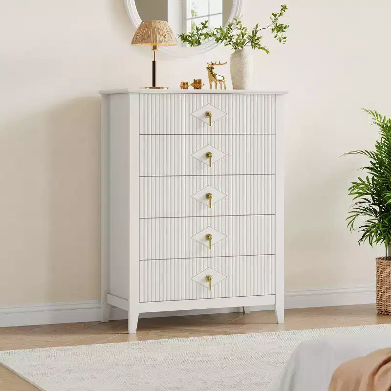 Commode à 5 tiroirs cannelés de 42,9 po de haut, commode en bois au design moderne ondulé avec poignées métalliques pour chambre et à coucher et salon
