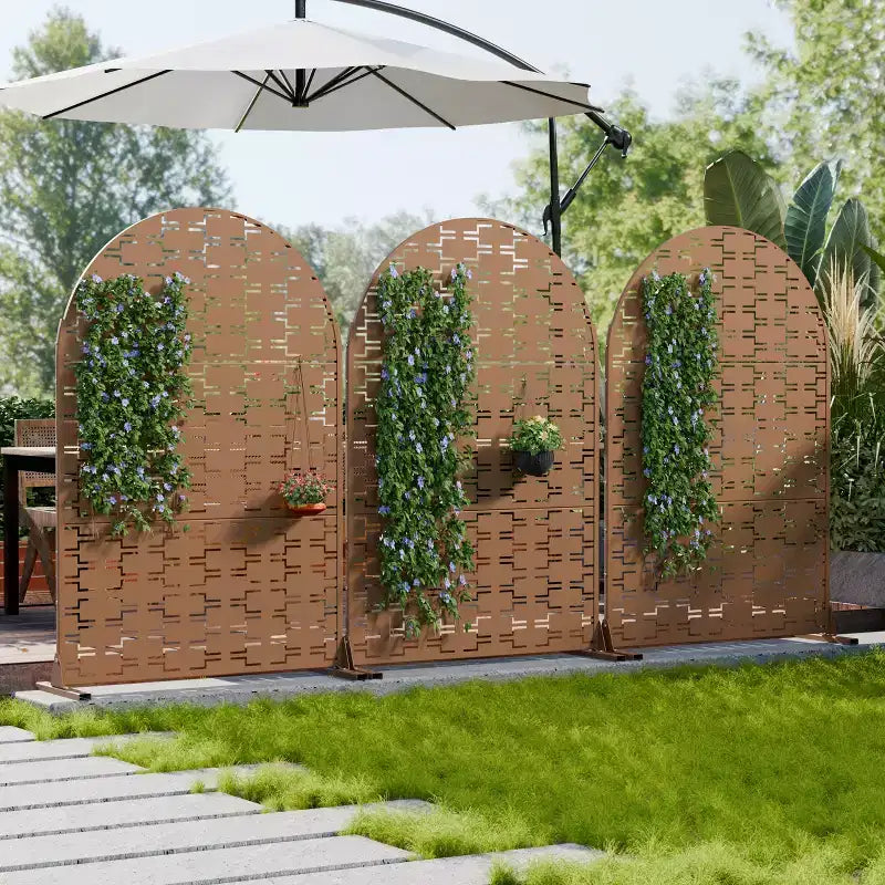 Panneaux de clôture autoportants Dovelina 72H x 47W en métal arqué pour extérieur, gris clair/marron, pour jardin, patio, terrasse, cour