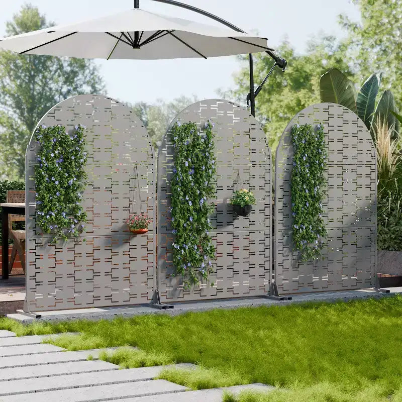 Panneaux de clôture autoportants Dovelina 72H x 47W en métal arqué pour extérieur, gris clair/marron, pour jardin, patio, terrasse, cour