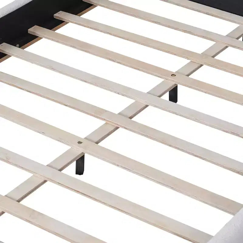 Cadre de lit plateforme ModernLuxe Queen/King Size, lit rembourré moderne de style Mid-Century avec tête de lit incurvée et base en bois d'hévéa, blanc