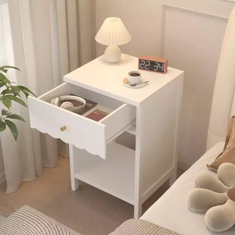 Table de chevet FurnitureR avec bord festonné, tiroir et étagère ouverte, table de chevet moderne, accent de bouton doré pour chambre à coucher, salon, entrée