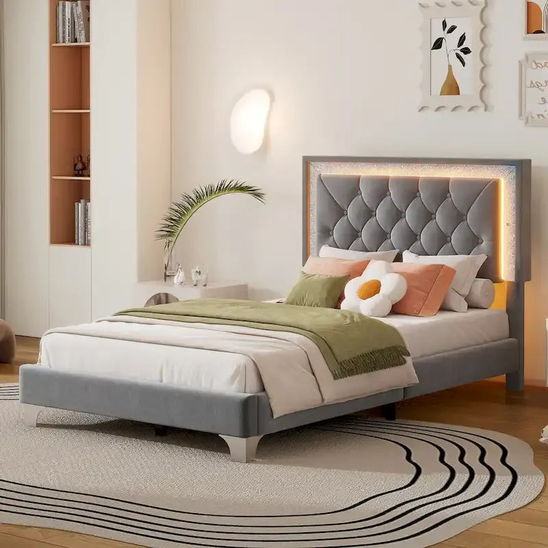 Lit double gris en velours avec lumières LED et tête de lit capitonnée