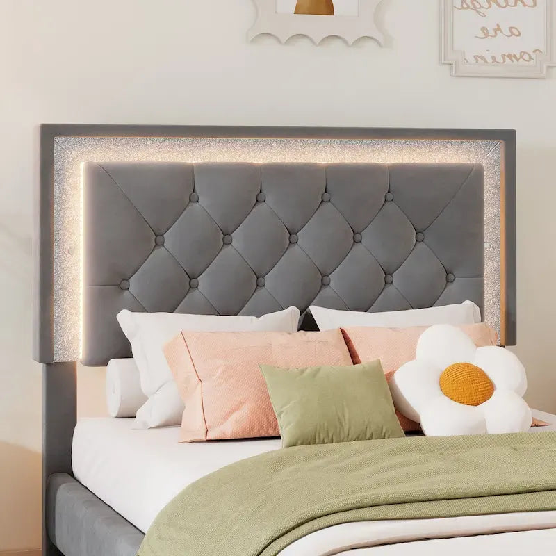Lit double gris en velours avec lumières LED et tête de lit capitonnée