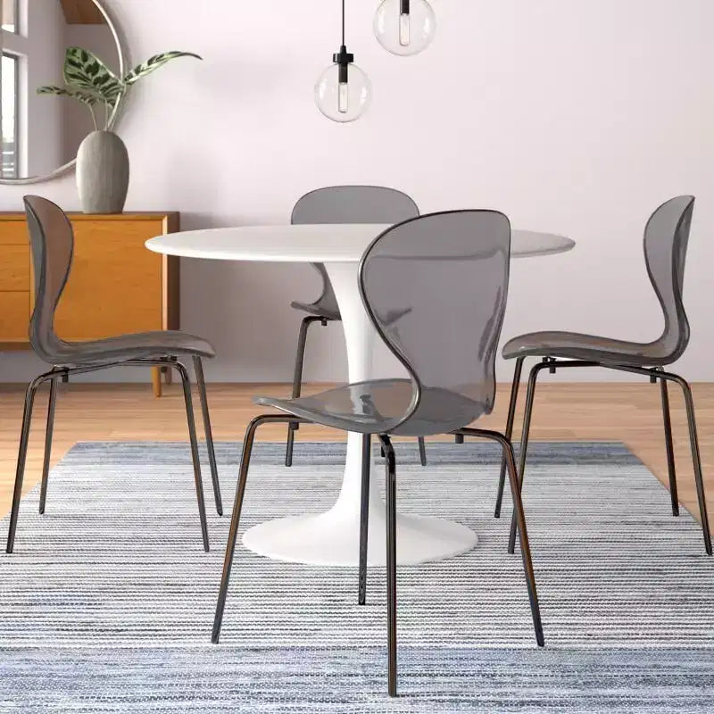 LeisureMod Oyster Chaises de salle à manger transparentes (Lot de 4) - Design incurvé empilable avec pieds en acier inoxydable noir pour cuisine ou salle à manger