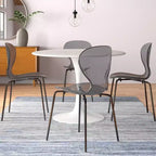 LeisureMod Oyster Chaises de salle à manger transparentes (Lot de 4) - Design incurvé empilable avec pieds en acier inoxydable noir pour cuisine ou salle à manger
