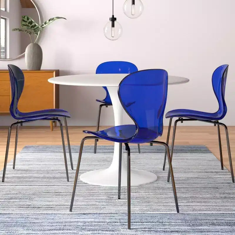 LeisureMod Oyster Chaises de salle à manger transparentes (Lot de 4) - Design incurvé empilable avec pieds en acier inoxydable noir pour cuisine ou salle à manger
